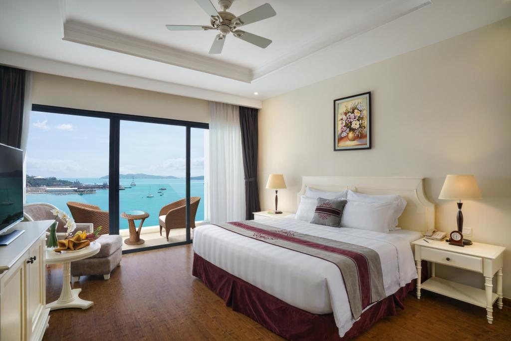 Phòng deluxe hướng biển Vinpearl Resort Nha Trang 